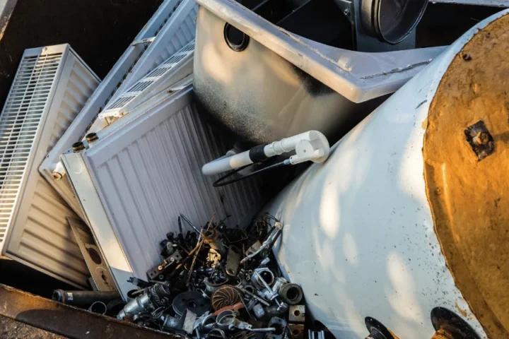 Sökülmüş hurda kombi, termosifon ve petek