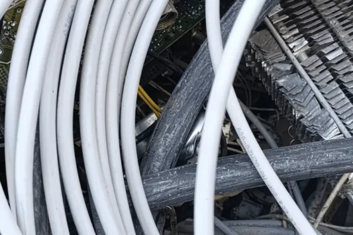 Bina tesisatından sökülmüş beyaz kablo hurdası